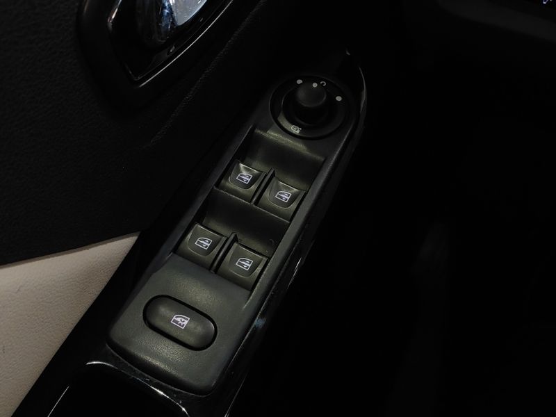 Renault CAPTUR 1.6 16V SCE FLEX INTENSE X-TRONIC 2017/2018 BETIOLO NOVOS E SEMINOVOS LAJEADO / Carros no Vale
