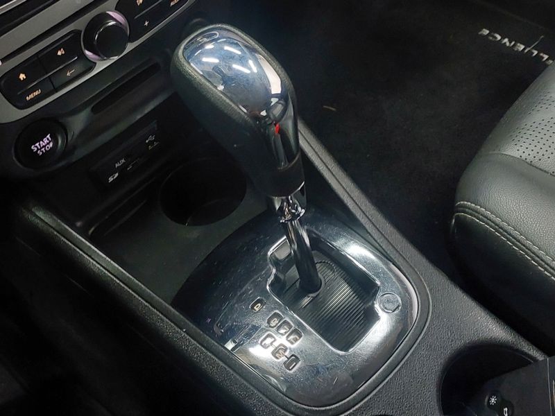 Renault FLUENCE 2.0 DYNAMIQUE PLUS 16V FLEX 4P AUTOMÁTICO 2017/2018 BETIOLO NOVOS E SEMINOVOS LAJEADO / Carros no Vale