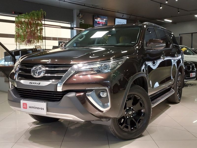 Toyota HILUX SW4 2.8 SRX DIAMOND 4X4 7 LUGARES 16V TURBO INTERCOOLER DIESEL 4P AUTOMÁTICO 2018/2019 BETIOLO NOVOS E SEMINOVOS LAJEADO / Carros no Vale