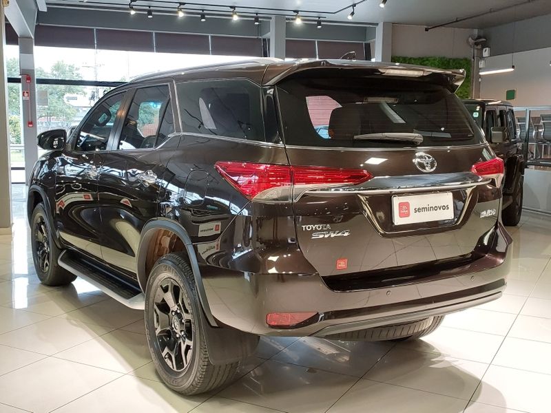 Toyota HILUX SW4 2.8 SRX DIAMOND 4X4 7 LUGARES 16V TURBO INTERCOOLER DIESEL 4P AUTOMÁTICO 2018/2019 BETIOLO NOVOS E SEMINOVOS LAJEADO / Carros no Vale