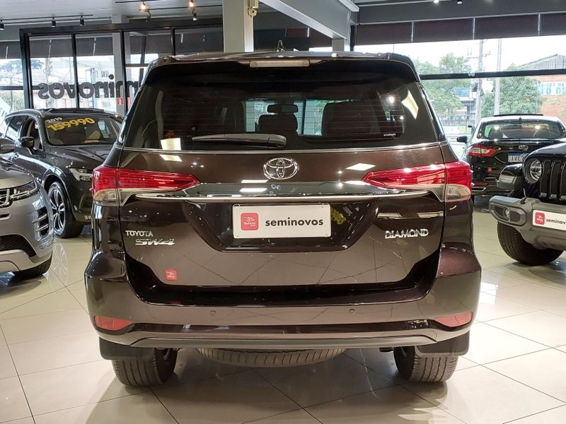 Toyota HILUX SW4 2.8 SRX DIAMOND 4X4 7 LUGARES 16V TURBO INTERCOOLER DIESEL 4P AUTOMÁTICO 2018/2019 BETIOLO NOVOS E SEMINOVOS LAJEADO / Carros no Vale