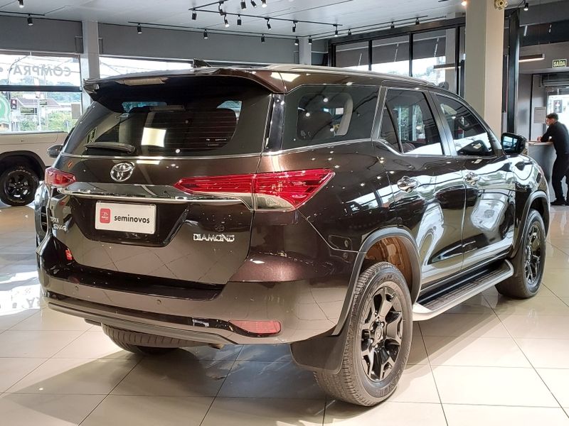 Toyota HILUX SW4 2.8 SRX DIAMOND 4X4 7 LUGARES 16V TURBO INTERCOOLER DIESEL 4P AUTOMÁTICO 2018/2019 BETIOLO NOVOS E SEMINOVOS LAJEADO / Carros no Vale