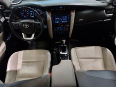 Toyota HILUX SW4 2.8 SRX DIAMOND 4X4 7 LUGARES 16V TURBO INTERCOOLER DIESEL 4P AUTOMÁTICO 2018/2019 BETIOLO NOVOS E SEMINOVOS LAJEADO / Carros no Vale