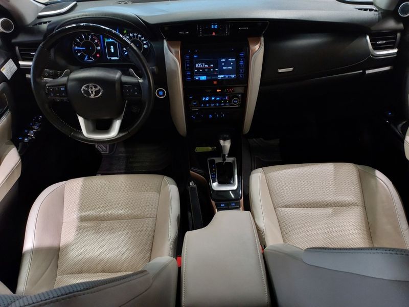 Toyota HILUX SW4 2.8 SRX DIAMOND 4X4 7 LUGARES 16V TURBO INTERCOOLER DIESEL 4P AUTOMÁTICO 2018/2019 BETIOLO NOVOS E SEMINOVOS LAJEADO / Carros no Vale