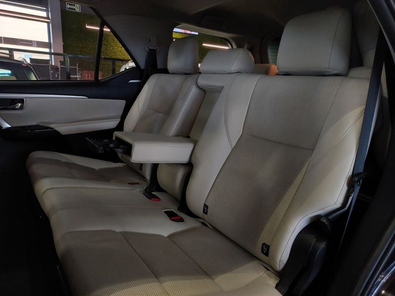 Toyota HILUX SW4 2.8 SRX DIAMOND 4X4 7 LUGARES 16V TURBO INTERCOOLER DIESEL 4P AUTOMÁTICO 2018/2019 BETIOLO NOVOS E SEMINOVOS LAJEADO / Carros no Vale
