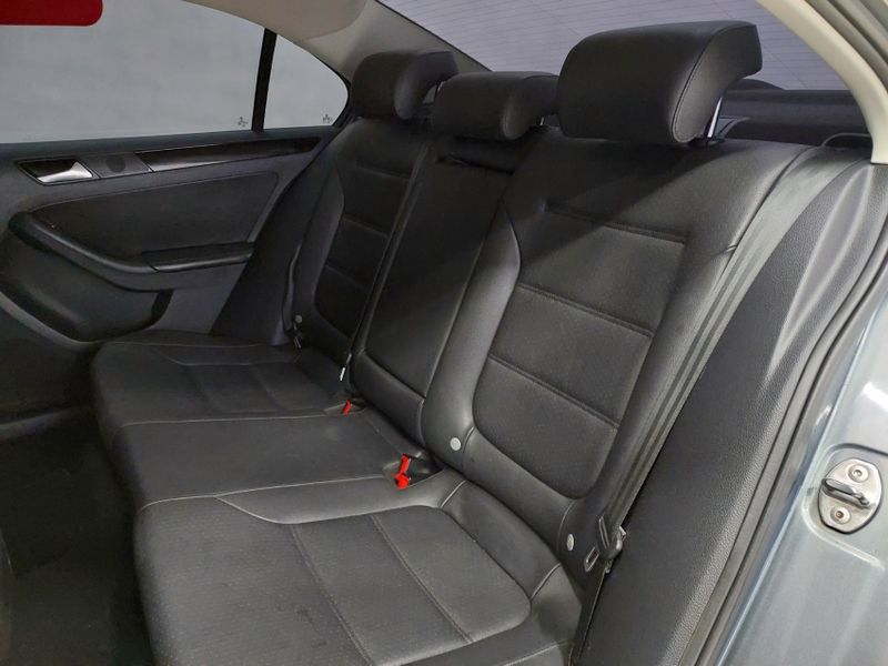 Volkswagen JETTA 2.0 COMFORTLINE FLEX 4P TIPTRONIC 2014/2014 BETIOLO NOVOS E SEMINOVOS LAJEADO / Carros no Vale