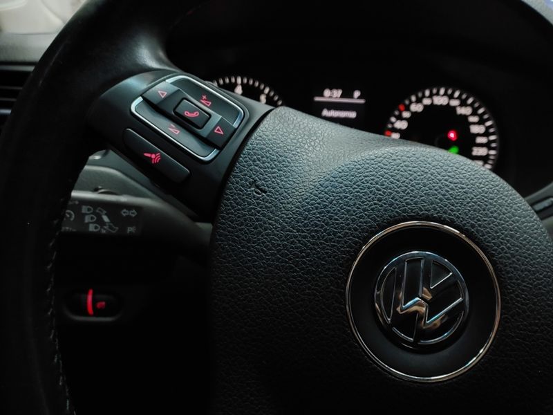 Volkswagen JETTA 2.0 COMFORTLINE FLEX 4P TIPTRONIC 2014/2014 BETIOLO NOVOS E SEMINOVOS LAJEADO / Carros no Vale