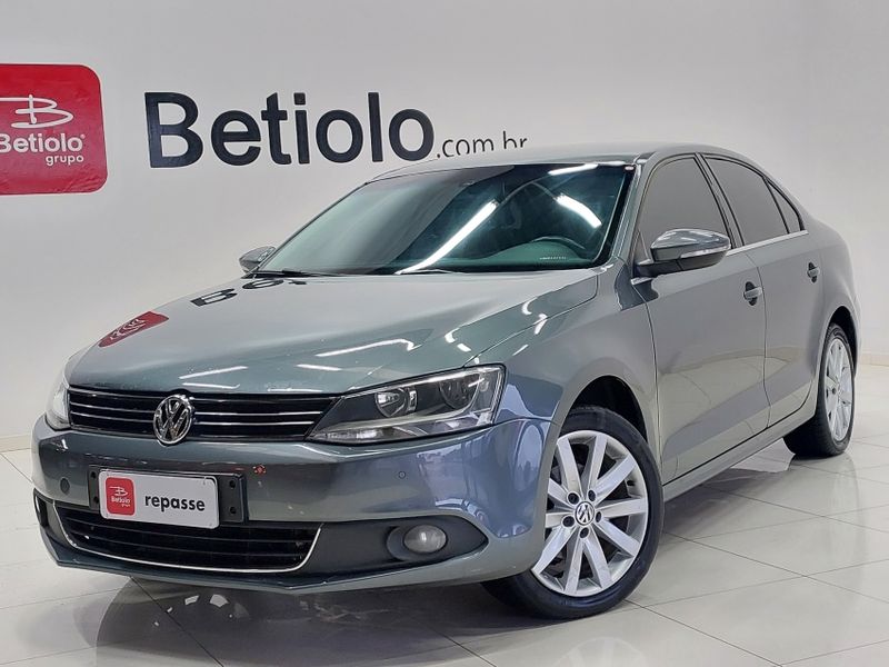 Volkswagen JETTA 2.0 COMFORTLINE FLEX 4P TIPTRONIC 2014/2014 BETIOLO NOVOS E SEMINOVOS LAJEADO / Carros no Vale