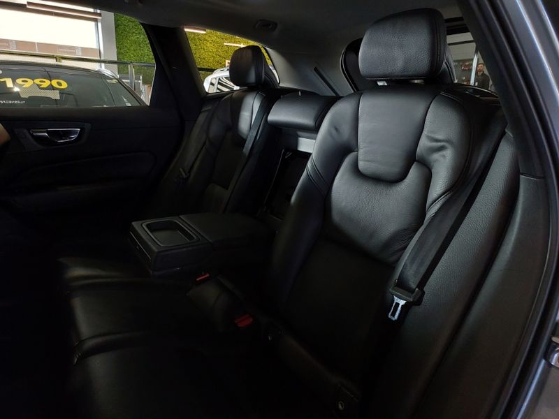 Volvo XC60 2.0 T5 GASOLINA MOMENTUM AWD GEARTRONIC 2020/2020 BETIOLO NOVOS E SEMINOVOS LAJEADO / Carros no Vale