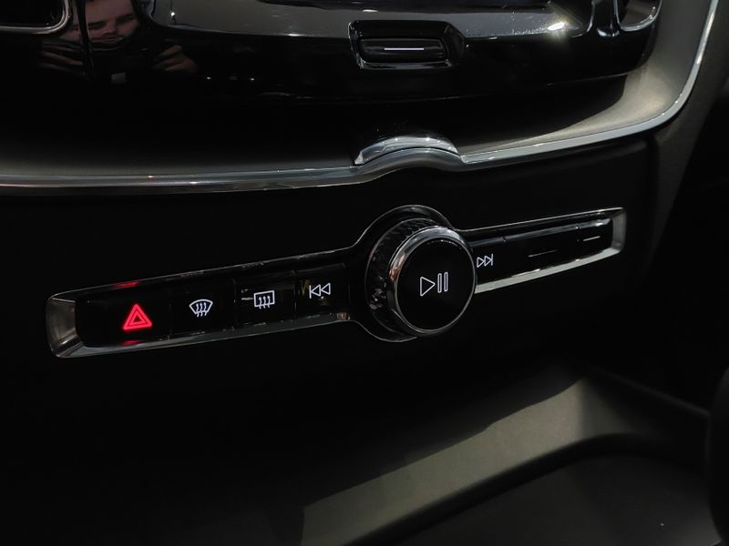 Volvo XC60 2.0 T5 GASOLINA MOMENTUM AWD GEARTRONIC 2020/2020 BETIOLO NOVOS E SEMINOVOS LAJEADO / Carros no Vale