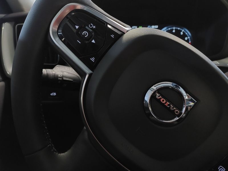Volvo XC60 2.0 T5 GASOLINA MOMENTUM AWD GEARTRONIC 2020/2020 BETIOLO NOVOS E SEMINOVOS LAJEADO / Carros no Vale