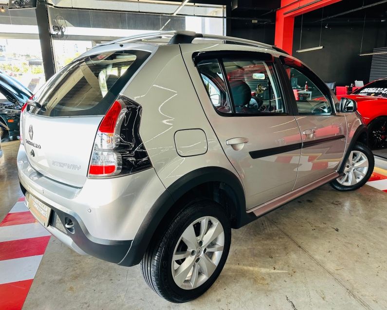 Renault SANDERO 1.6 STEPWAY 16V FLEX 4P AUTOMÁTICO 2013/2014 CASTELLAN E TOMAZONI MOTORS CAXIAS DO SUL / Carros no Vale