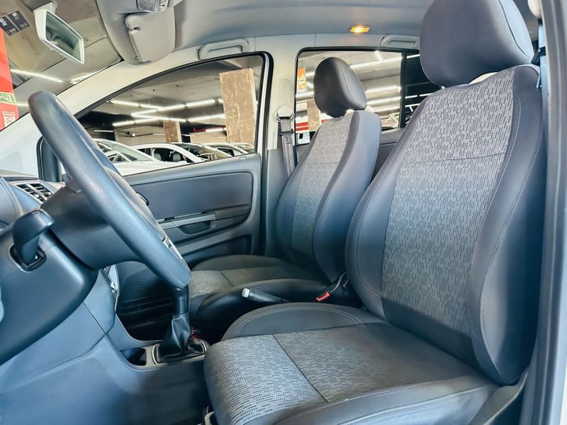 Volkswagen FOX 1.0 MI 8V FLEX 4P MANUAL 2014/2014 CASTELLAN E TOMAZONI MOTORS CAXIAS DO SUL / Carros no Vale