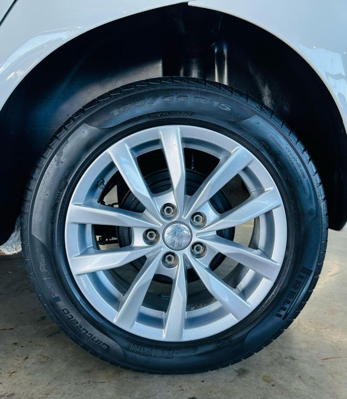 Volkswagen FOX 1.0 MI 8V FLEX 4P MANUAL 2014/2014 CASTELLAN E TOMAZONI MOTORS CAXIAS DO SUL / Carros no Vale