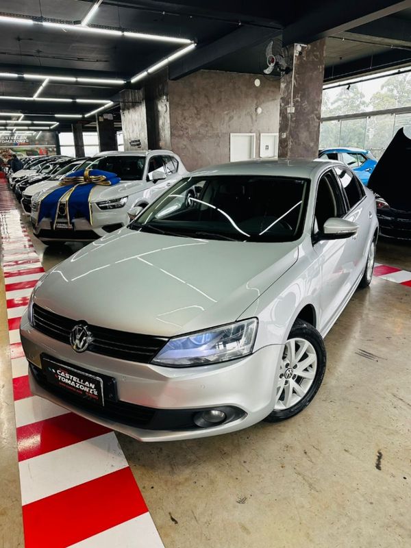 Volkswagen JETTA 2.0 COMFORTLINE FLEX 4P TIPTRONIC 2012/2012 CASTELLAN E TOMAZONI MOTORS CAXIAS DO SUL / Carros no Vale