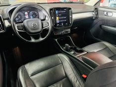 Volvo XC40 2.0 T4 GASOLINA MOMENTUM GEARTRONIC 2020/2020 CASTELLAN E TOMAZONI MOTORS CAXIAS DO SUL / Carros no Vale