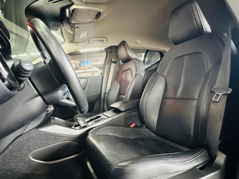 Volvo XC40 2.0 T4 GASOLINA MOMENTUM GEARTRONIC 2020/2020 CASTELLAN E TOMAZONI MOTORS CAXIAS DO SUL / Carros no Vale