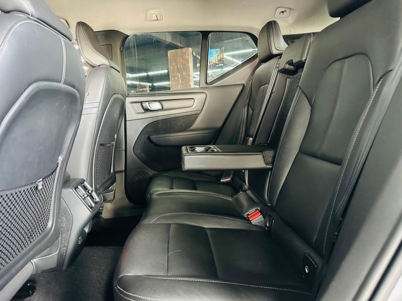 Volvo XC40 2.0 T4 GASOLINA MOMENTUM GEARTRONIC 2020/2020 CASTELLAN E TOMAZONI MOTORS CAXIAS DO SUL / Carros no Vale