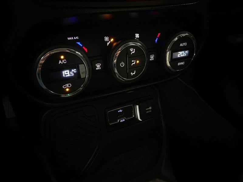 JEEP RENEGADE 1.8 16V FLEX LONGITUDE 4P AUTOMÁTICO 2016/2016 DRSUL SEMINOVOS CAXIAS DO SUL – LAJEADO – SANTA CRUZ DO SUL / Carros no Vale
