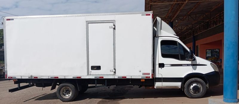 Iveco Daily CHASSI 55C16 BAÚ 5,5 Mt 2009/2010 CAMINHÕES & CAMIONETAS PASSO FUNDO / Carros no Vale