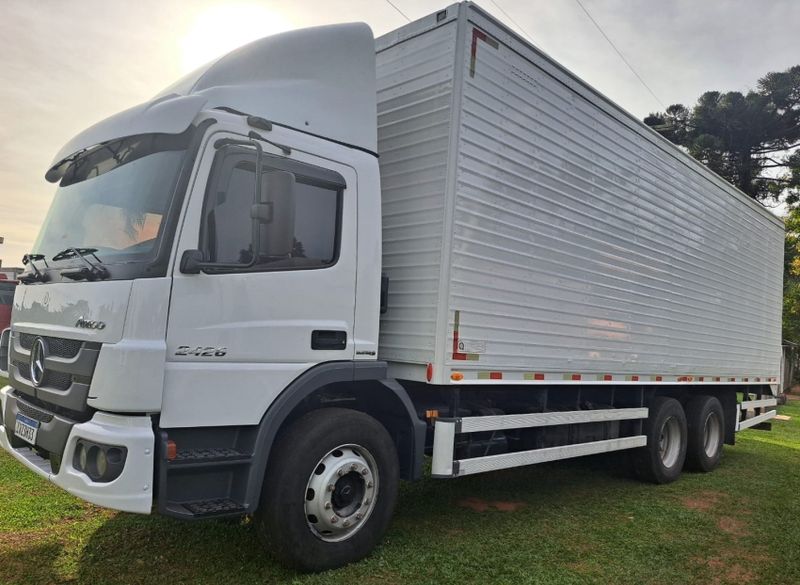 Mercedes-Benz Atego 2426 6×2 Baú 2014/2014 CAMINHÕES & CAMIONETAS PASSO FUNDO / Carros no Vale