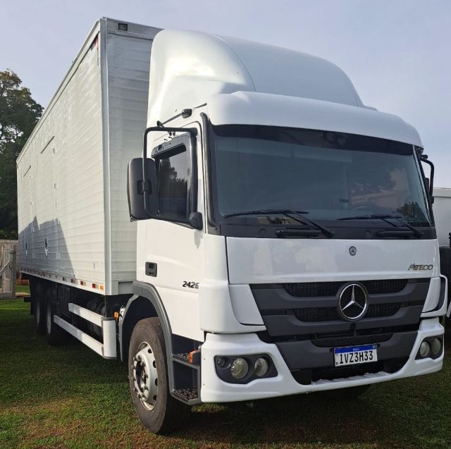 Mercedes-Benz Atego 2426 6×2 Baú 2014/2014 CAMINHÕES & CAMIONETAS PASSO FUNDO / Carros no Vale