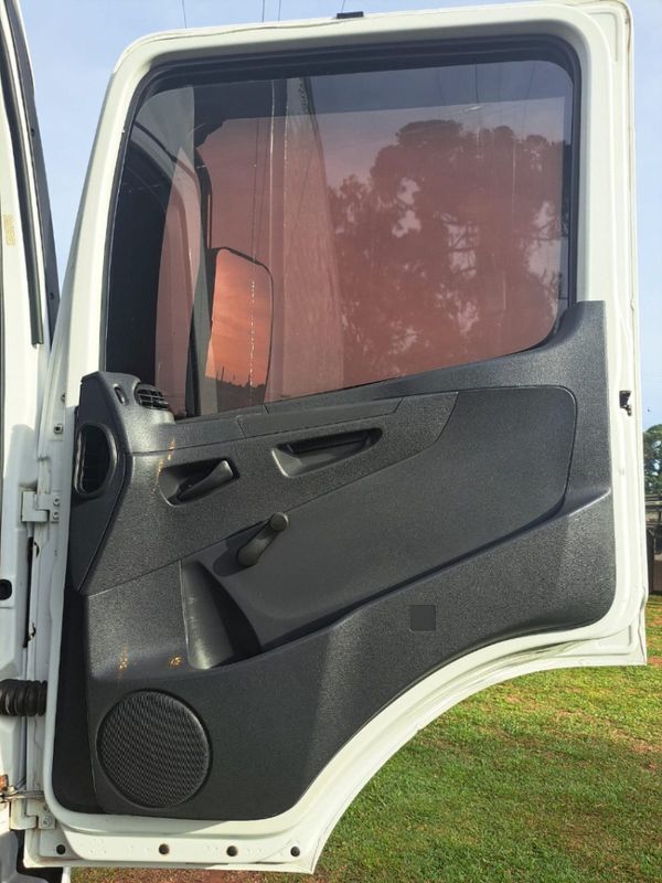 Mercedes-Benz Atego 2426 6×2 Baú 2014/2014 CAMINHÕES & CAMIONETAS PASSO FUNDO / Carros no Vale
