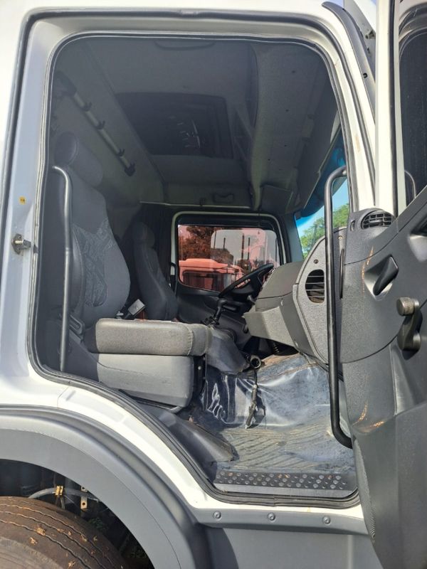Mercedes-Benz Atego 2426 6×2 Baú 2014/2014 CAMINHÕES & CAMIONETAS PASSO FUNDO / Carros no Vale