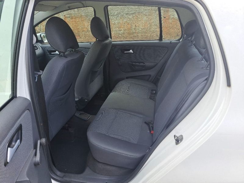 Volkswagen FOX 1.0 MI 8V FLEX 4P MANUAL 2012/2012 CAMINHÕES & CAMIONETAS PASSO FUNDO / Carros no Vale
