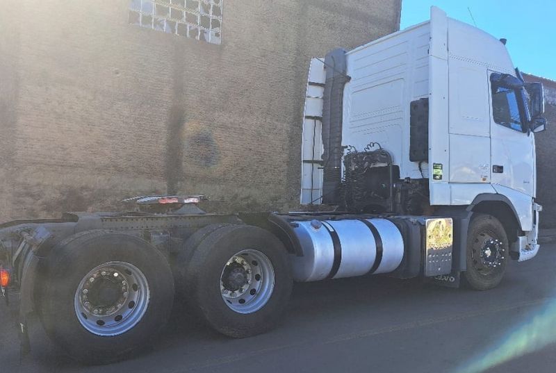 Volvo FH 460 FH-460 6×2 2p (E5) 2013/2013 CAMINHÕES & CAMIONETAS PASSO FUNDO / Carros no Vale