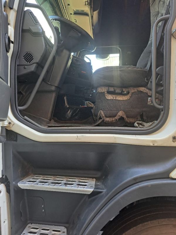 Volvo FH 460 FH-460 6×2 2p (E5) 2013/2013 CAMINHÕES & CAMIONETAS PASSO FUNDO / Carros no Vale