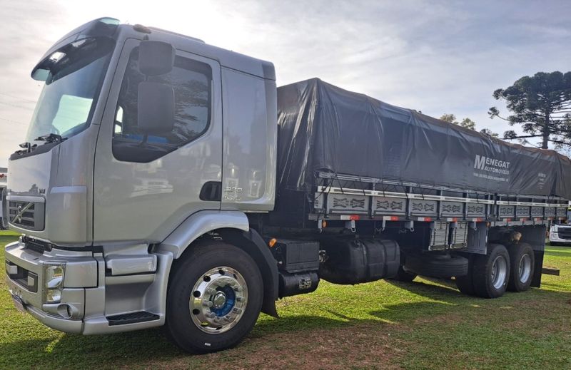 Volvo VM 270 6×2 Graneleiro 2013/2013 CAMINHÕES & CAMIONETAS PASSO FUNDO / Carros no Vale