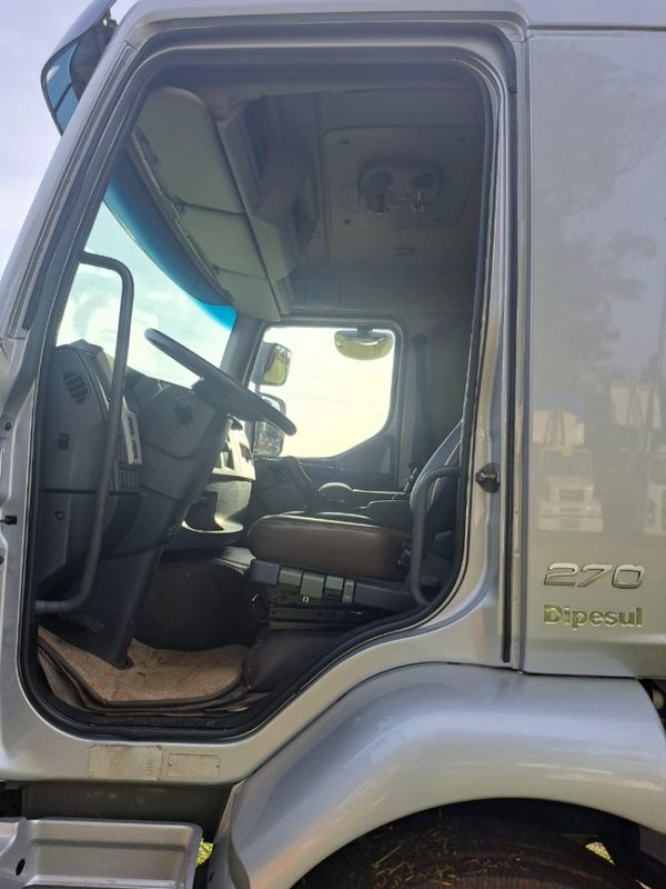 Volvo VM 270 6×2 Graneleiro 2013/2013 CAMINHÕES & CAMIONETAS PASSO FUNDO / Carros no Vale