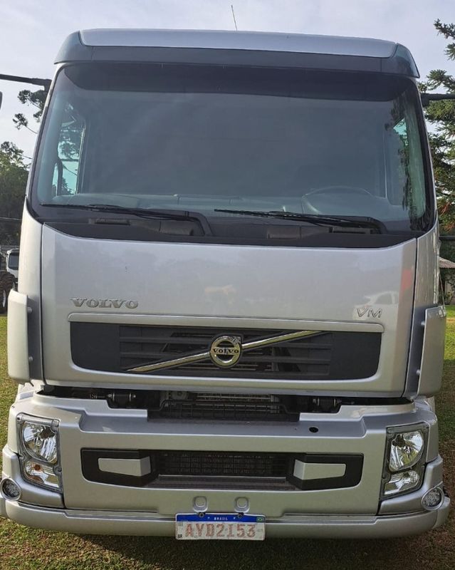 Volvo VM 270 6×2 Graneleiro 2013/2013 CAMINHÕES & CAMIONETAS PASSO FUNDO / Carros no Vale