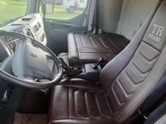 Volvo VM 270 6×2 Graneleiro 2013/2013 CAMINHÕES & CAMIONETAS PASSO FUNDO / Carros no Vale