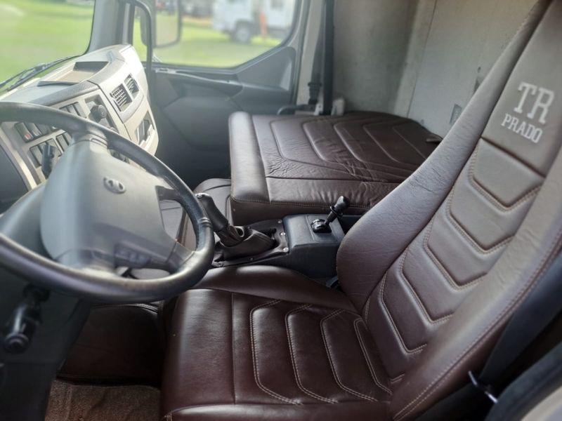 Volvo VM 270 6×2 Graneleiro 2013/2013 CAMINHÕES & CAMIONETAS PASSO FUNDO / Carros no Vale