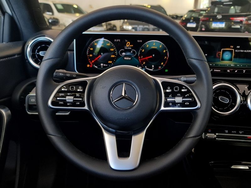 Mercedes-Benz A 250 2.0 CGI GASOLINA SPORT 7G-DCT 2018/2019 CARRO DEZ NOVO HAMBURGO / Carros no Vale
