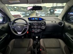 Toyota ETIOS 1.5 XS SEDAN 16V FLEX 4P MANUAL 2017/2018 CARRO DEZ NOVO HAMBURGO / Carros no Vale
