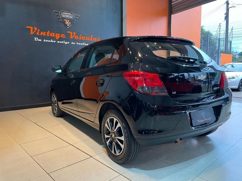 Chevrolet ONIX 1.4 MPFI LTZ 8V FLEX 4P MANUAL 2013/2014 VINTAGE VEÍCULOS CAXIAS DO SUL / Carros no Vale