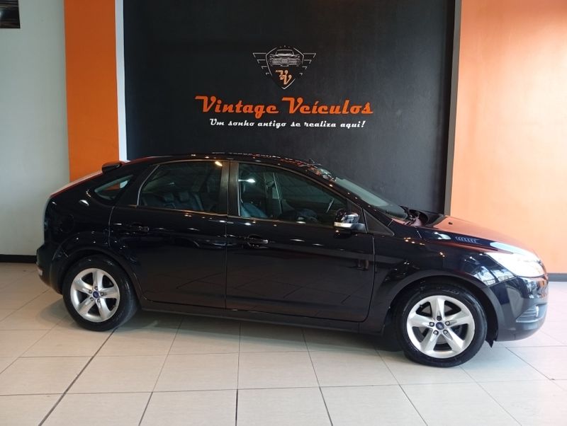 Ford FOCUS 2.0 GLX 16V FLEX 4P AUTOMÁTICO 2013/2013 VINTAGE VEÍCULOS CAXIAS DO SUL / Carros no Vale