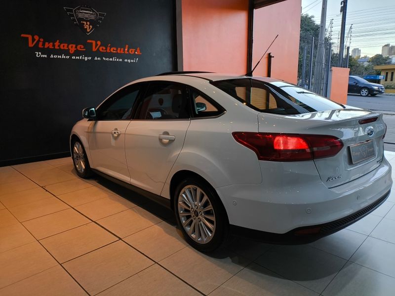 Ford FOCUS 2.0 TITANIUM PLUS FASTBACK 16V FLEX 4P POWERSHIFT 2016/2017 VINTAGE VEÍCULOS CAXIAS DO SUL / Carros no Vale