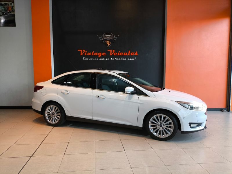 Ford FOCUS 2.0 TITANIUM PLUS FASTBACK 16V FLEX 4P POWERSHIFT 2016/2017 VINTAGE VEÍCULOS CAXIAS DO SUL / Carros no Vale