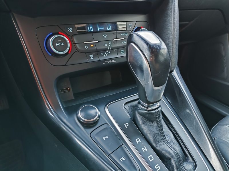 Ford FOCUS 2.0 TITANIUM PLUS FASTBACK 16V FLEX 4P POWERSHIFT 2016/2017 VINTAGE VEÍCULOS CAXIAS DO SUL / Carros no Vale