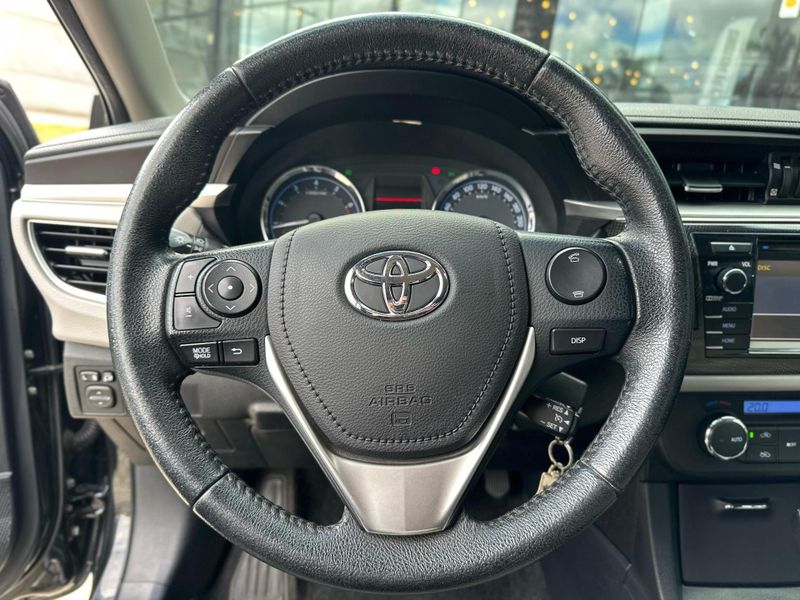 Toyota Corolla XEi 2.0 Flex 16V Aut. 2015/2016 CONCEPT MOTORS PASSO FUNDO / Carros no Vale