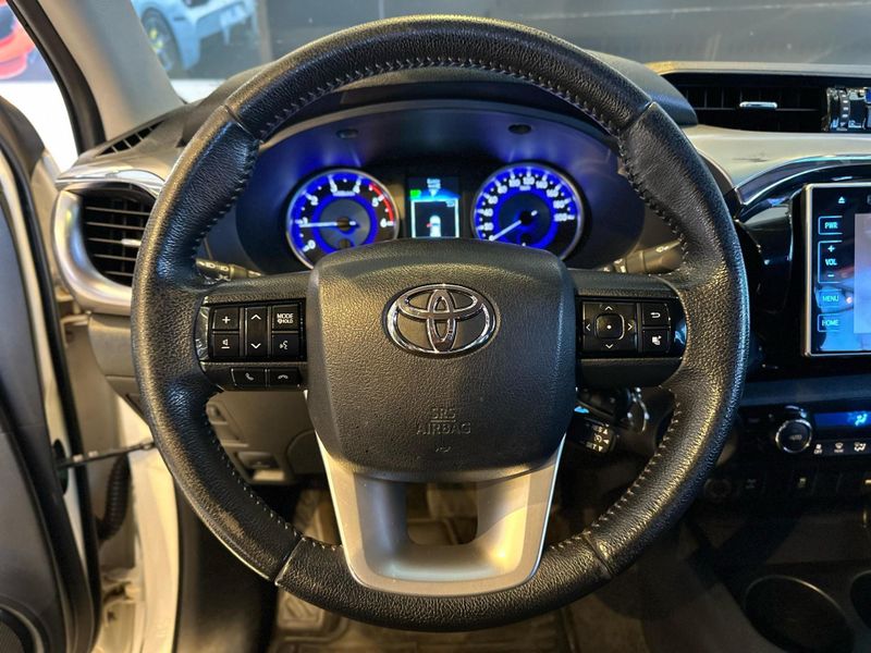 Toyota Hilux CD SRV 4×4 2.8 TDI Diesel Aut. 2016/2016 CONCEPT MOTORS PASSO FUNDO / Carros no Vale
