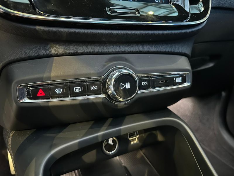 Volvo XC40 T-5 R-DESIGN 1.5 FWD (HÃ­brido) 2021/2021 CONCEPT MOTORS PASSO FUNDO / Carros no Vale
