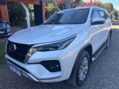 TOYOTA HILUX SW4 2.8 SRX 4X4 2023/2024 MENEGHINI VEÍCULOS ARROIO DO MEIO / Carros no Vale