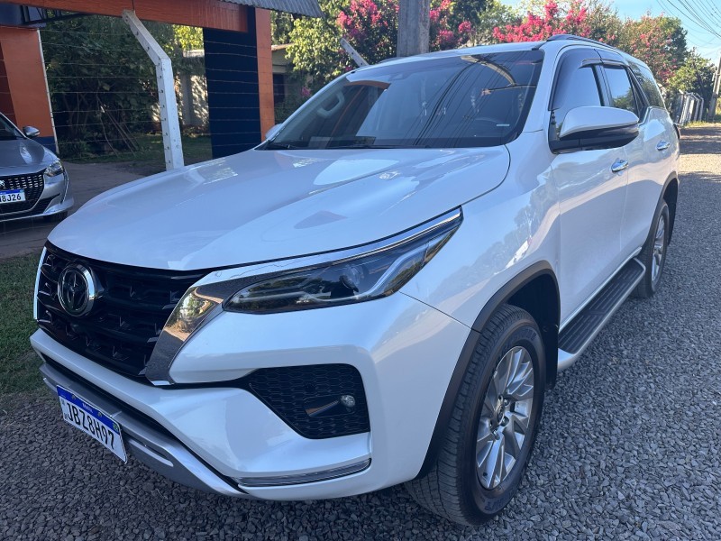 TOYOTA HILUX SW4 2.8 SRX 4X4 2023/2024 MENEGHINI VEÍCULOS ARROIO DO MEIO / Carros no Vale