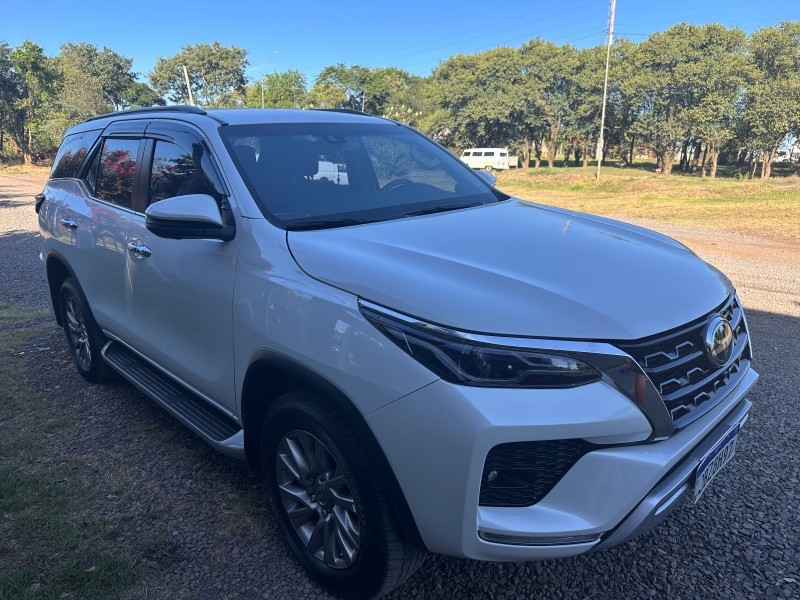 TOYOTA HILUX SW4 2.8 SRX 4X4 2023/2024 MENEGHINI VEÍCULOS ARROIO DO MEIO / Carros no Vale
