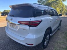 TOYOTA HILUX SW4 2.8 SRX 4X4 2023/2024 MENEGHINI VEÍCULOS ARROIO DO MEIO / Carros no Vale